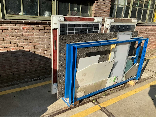 Platenbak met diverse platen en zonnepanelen - afbeelding 1 van  6