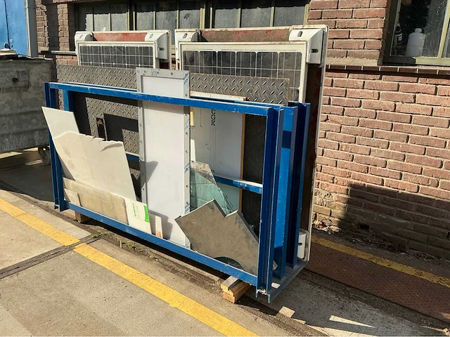 Platenbak met diverse platen en zonnepanelen - afbeelding 2 van  6