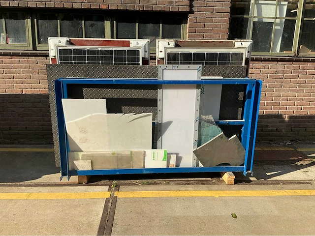 Platenbak met diverse platen en zonnepanelen - afbeelding 3 van  6