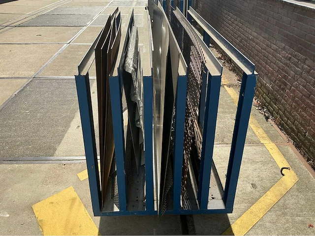 Platenbak met platen - afbeelding 4 van  6