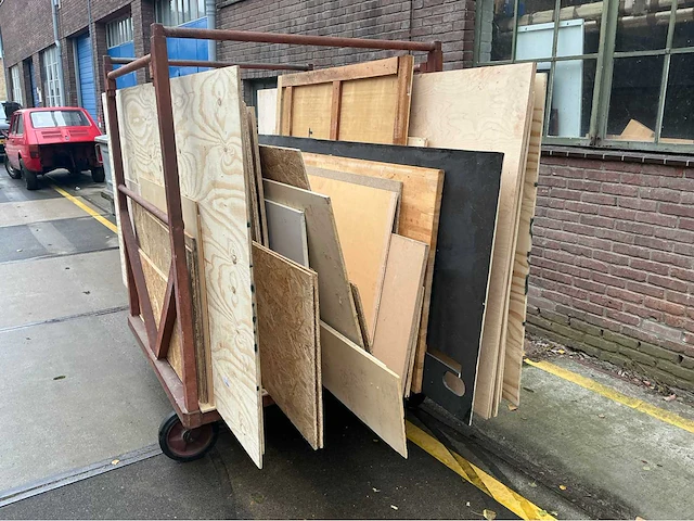 Platenkar met diverse houten platen - afbeelding 2 van  7