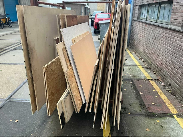Platenkar met diverse houten platen - afbeelding 3 van  7