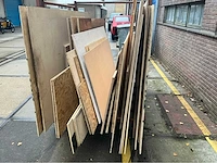 Platenkar met diverse houten platen - afbeelding 3 van  7