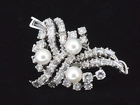 Platina broche met diamanten en parels - afbeelding 1 van  7