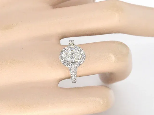 Platina entourage ring met 1.00 carat ovaal geslepen diamant en briljant diamanten - afbeelding 3 van  10