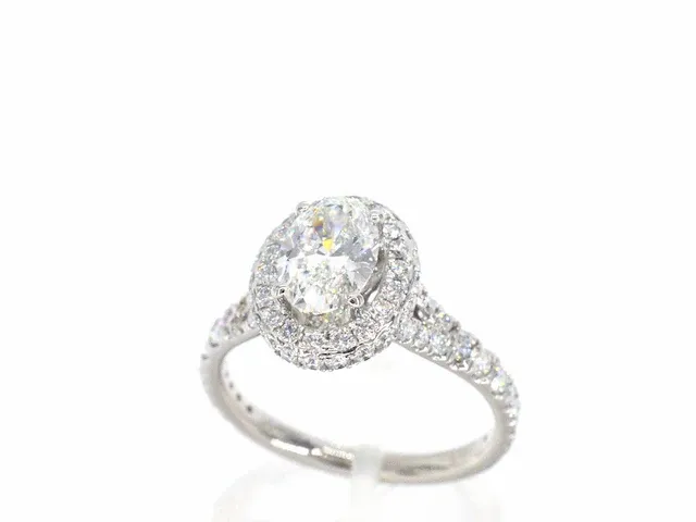 Platina entourage ring met 1.00 carat ovaal geslepen diamant en briljant diamanten - afbeelding 5 van  10