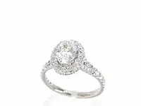 Platina entourage ring met 1.00 carat ovaal geslepen diamant en briljant diamanten - afbeelding 5 van  10