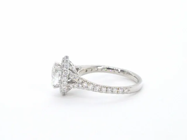 Platina entourage ring met 1.00 carat ovaal geslepen diamant en briljant diamanten - afbeelding 6 van  10
