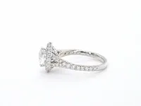 Platina entourage ring met 1.00 carat ovaal geslepen diamant en briljant diamanten - afbeelding 6 van  10