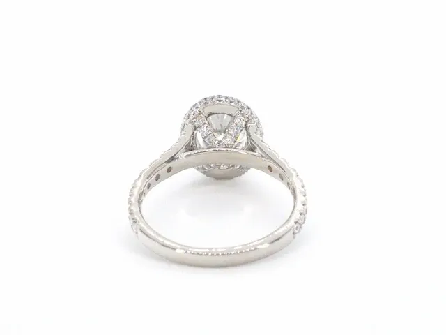 Platina entourage ring met 1.00 carat ovaal geslepen diamant en briljant diamanten - afbeelding 7 van  10
