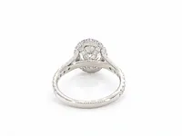 Platina entourage ring met 1.00 carat ovaal geslepen diamant en briljant diamanten - afbeelding 7 van  10