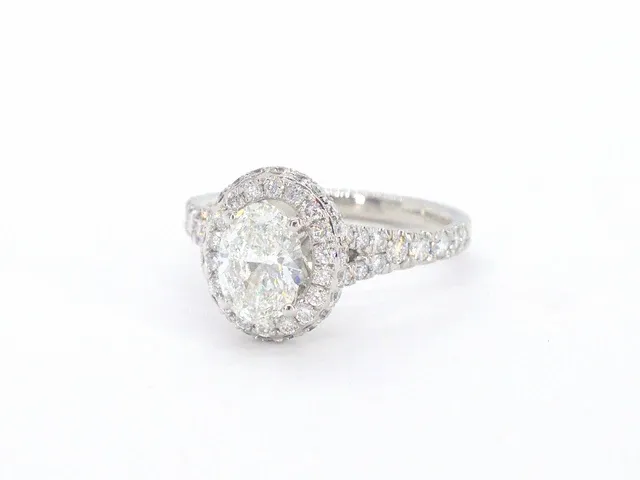 Platina entourage ring met 1.00 carat ovaal geslepen diamant en briljant diamanten - afbeelding 8 van  10