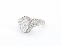 Platina entourage ring met 1.00 carat ovaal geslepen diamant en briljant diamanten - afbeelding 8 van  10