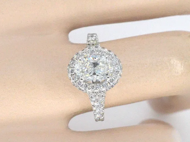 Platina entourage ring met 1.00 carat ovaal geslepen diamant en briljant diamanten - afbeelding 9 van  10