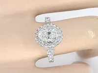 Platina entourage ring met 1.00 carat ovaal geslepen diamant en briljant diamanten - afbeelding 9 van  10