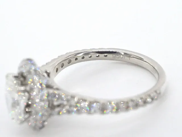 Platina entourage ring met 1.00 carat ovaal geslepen diamant en briljant diamanten - afbeelding 10 van  10
