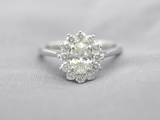 Platina entourage ring met een ovale diamant - afbeelding 1 van  8