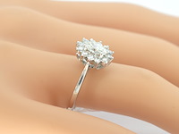 Platina entourage ring met een ovale diamant - afbeelding 2 van  8