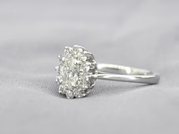 Platina entourage ring met een ovale diamant - afbeelding 3 van  8