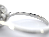 Platina entourage ring met een ovale diamant - afbeelding 6 van  8