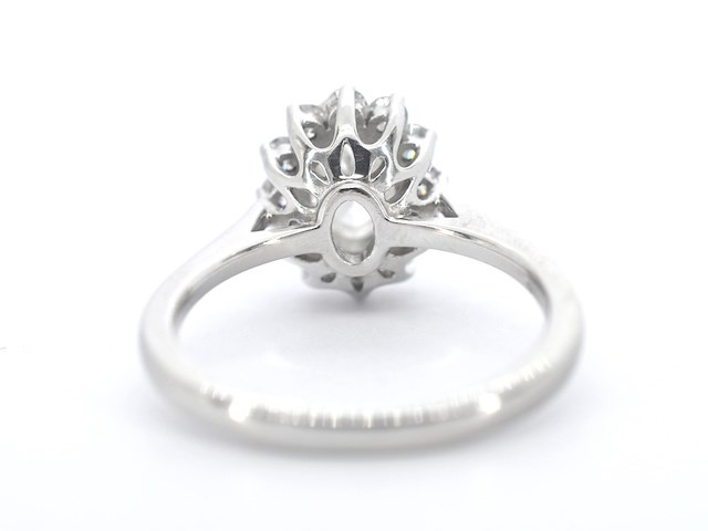 Platina entourage ring met een ovale diamant - afbeelding 7 van  8