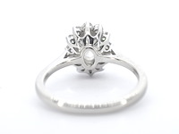 Platina entourage ring met een ovale diamant - afbeelding 7 van  8