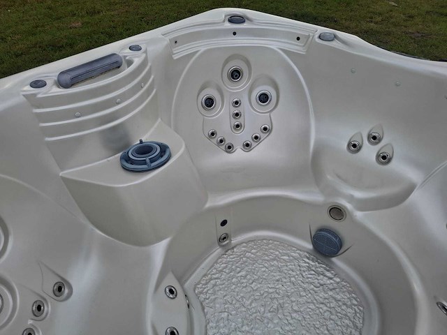 Platinum spa 6 persoons amerikaans jacuzzi en buitenspa - afbeelding 2 van  26