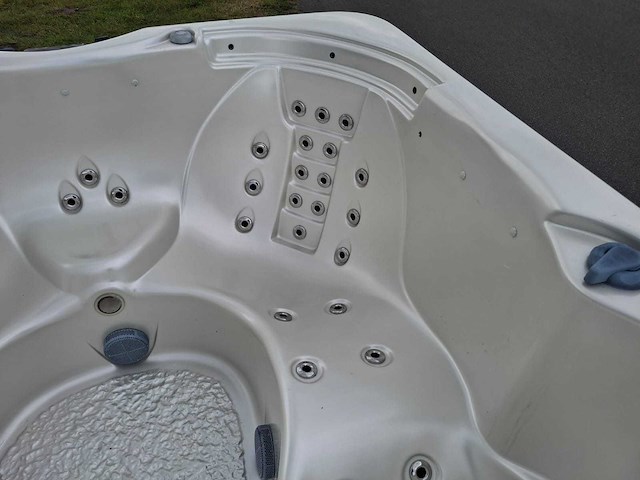 Platinum spa 6 persoons amerikaans jacuzzi en buitenspa - afbeelding 24 van  26