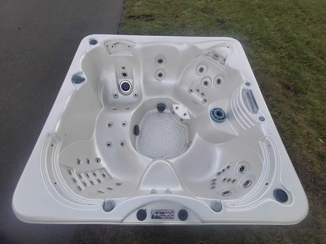 Platinum spa 6 persoons amerikaans jacuzzi en buitenspa - afbeelding 1 van  26