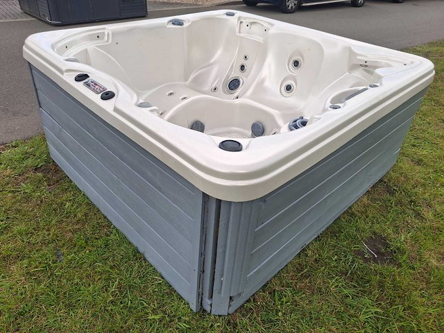 Platinum spa 6 persoons amerikaans jacuzzi en buitenspa - afbeelding 18 van  26