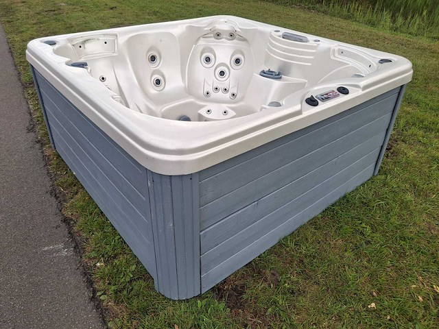 Platinum spa 6 persoons amerikaans jacuzzi en buitenspa - afbeelding 24 van  26