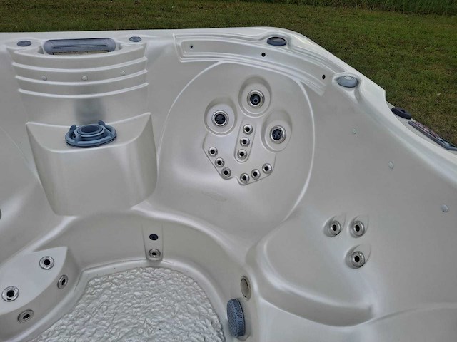 Platinum spa 6 persoons amerikaans jacuzzi en buitenspa - afbeelding 4 van  26