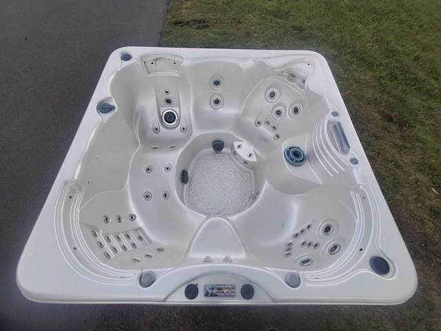 Platinum spa 6 persoons amerikaans jacuzzi en buitenspa - afbeelding 1 van  26