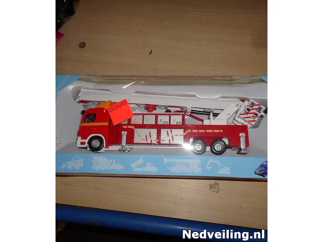 Playland brandweerwagen metaal en kunstof - afbeelding 1 van  3