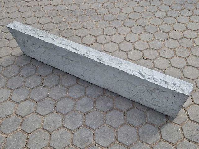 Plaza boordstenen van beton (ca. 31 stuks) - afbeelding 1 van  2