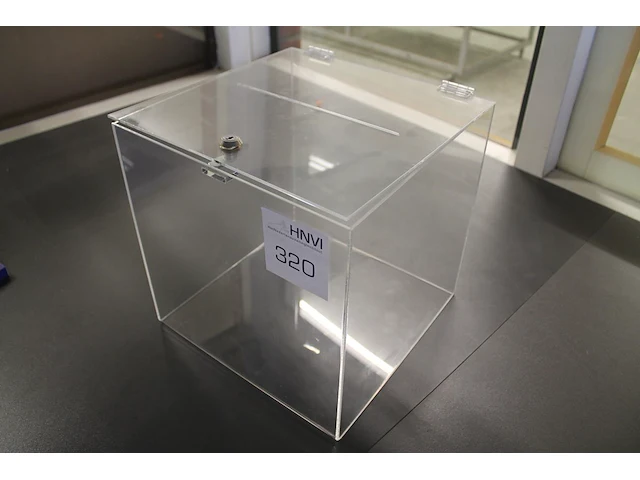 Plexiglas brievenbus. afmeting 30 x 30 x 30 cm. let op! sleutel ontbreekt. - afbeelding 1 van  1