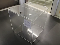 Plexiglas brievenbus. afmeting 30 x 30 x 30 cm. let op! sleutel ontbreekt. - afbeelding 1 van  1