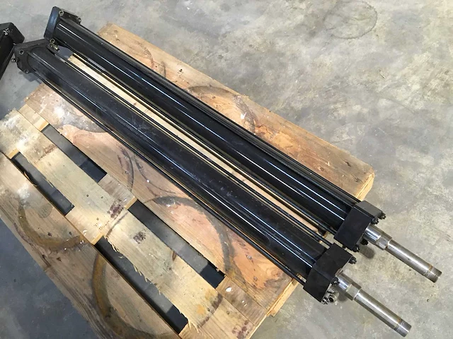 Pneumatische cilinder (2x) - afbeelding 1 van  3