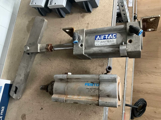 Pneumatische cilinder (2x) - afbeelding 1 van  4