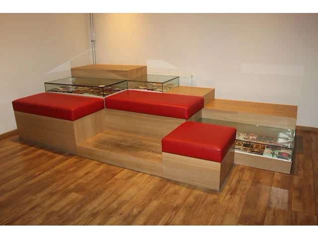 Podium met kussens en vitrines afm. 360 x 180 cm. - afbeelding 1 van  3