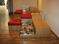 Podium met kussens en vitrines afm. 360 x 180 cm. - afbeelding 2 van  3