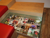 Podium met kussens en vitrines afm. 360 x 180 cm. - afbeelding 3 van  3