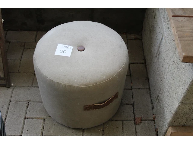 Poef. doorsnede 45 cm. hoogte 40 cm - afbeelding 1 van  1