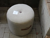 Poef. doorsnede 45 cm. hoogte 40 cm - afbeelding 1 van  1