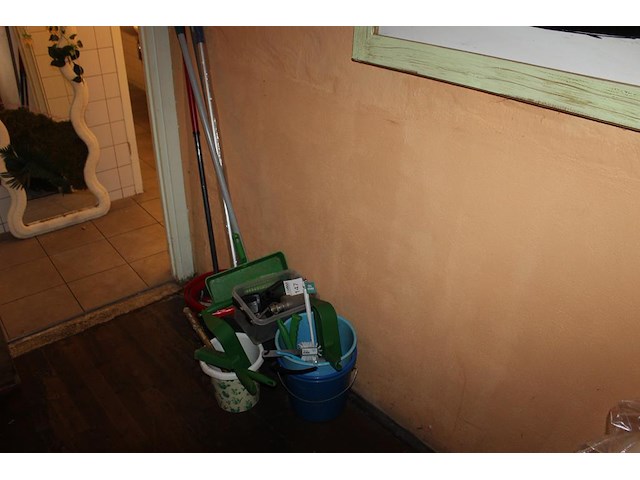 Poetsgereedschap waaronder emmers stoffer en blik en afwasborstels. - afbeelding 1 van  2