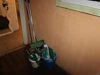 Poetsgereedschap waaronder emmers stoffer en blik en afwasborstels. - afbeelding 1 van  2