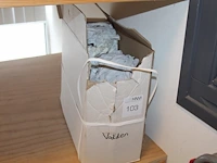 Poetslappen en -vodden in doos. - afbeelding 1 van  2
