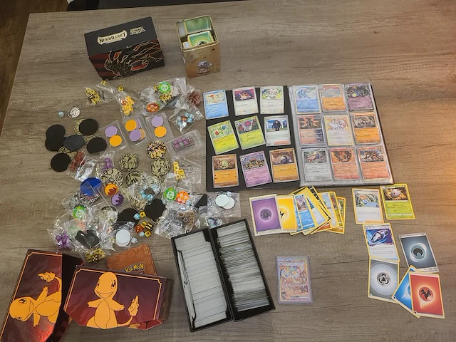 Pokémon collectie met vele kaarten en accessoires van pokémon + zeldzame japanse eevee kaart - afbeelding 1 van  22