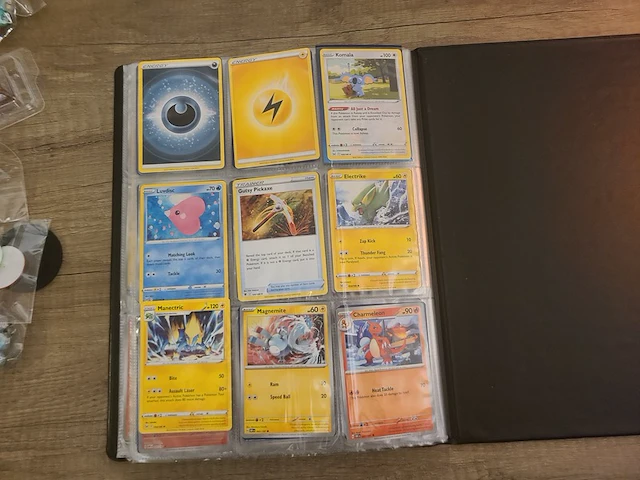 Pokémon collectie met vele kaarten en accessoires van pokémon + zeldzame japanse eevee kaart - afbeelding 14 van  22
