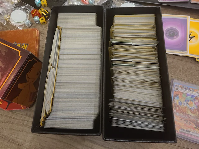 Pokémon collectie met vele kaarten en accessoires van pokémon + zeldzame japanse eevee kaart - afbeelding 12 van  22